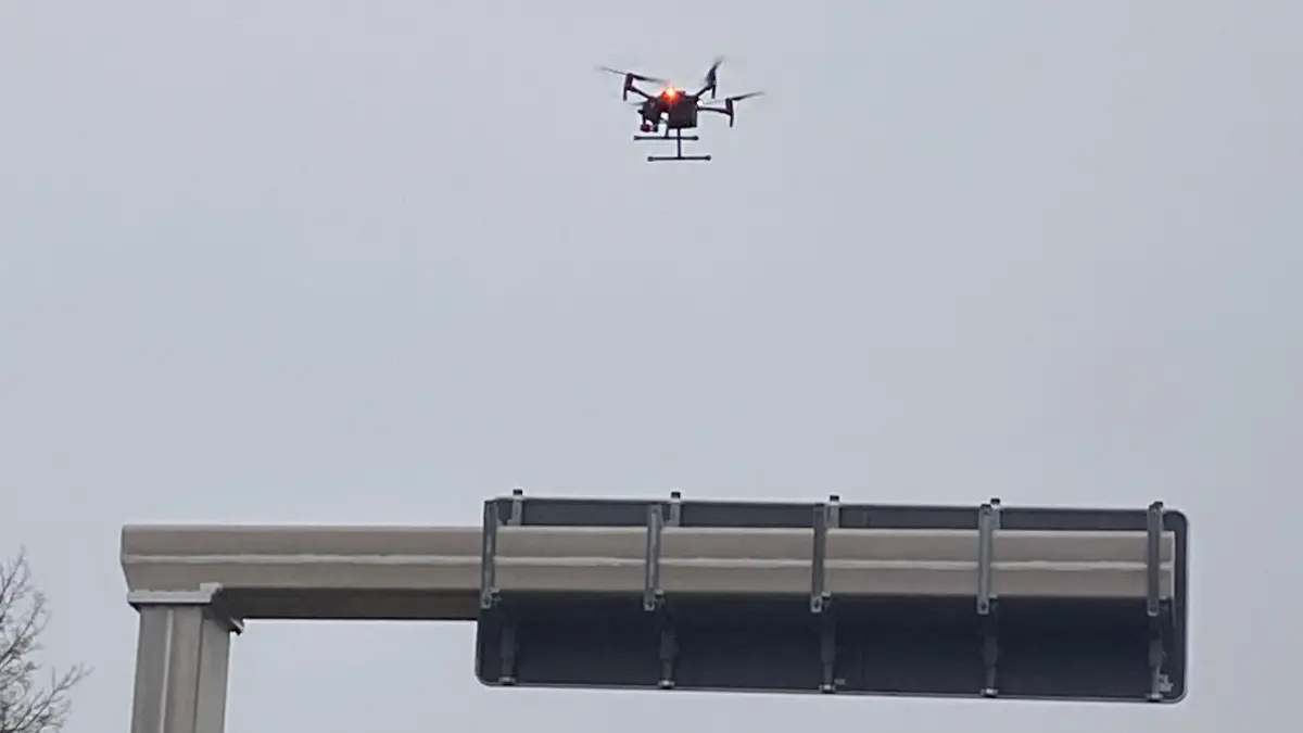 Die Hechinger Feuerwehr ließ ihre Drohne über dem einen Kilometer langen Streckenabschnitt schweben, um sich ein Bild von der unübersichtlichen Lage zu verschaffen.