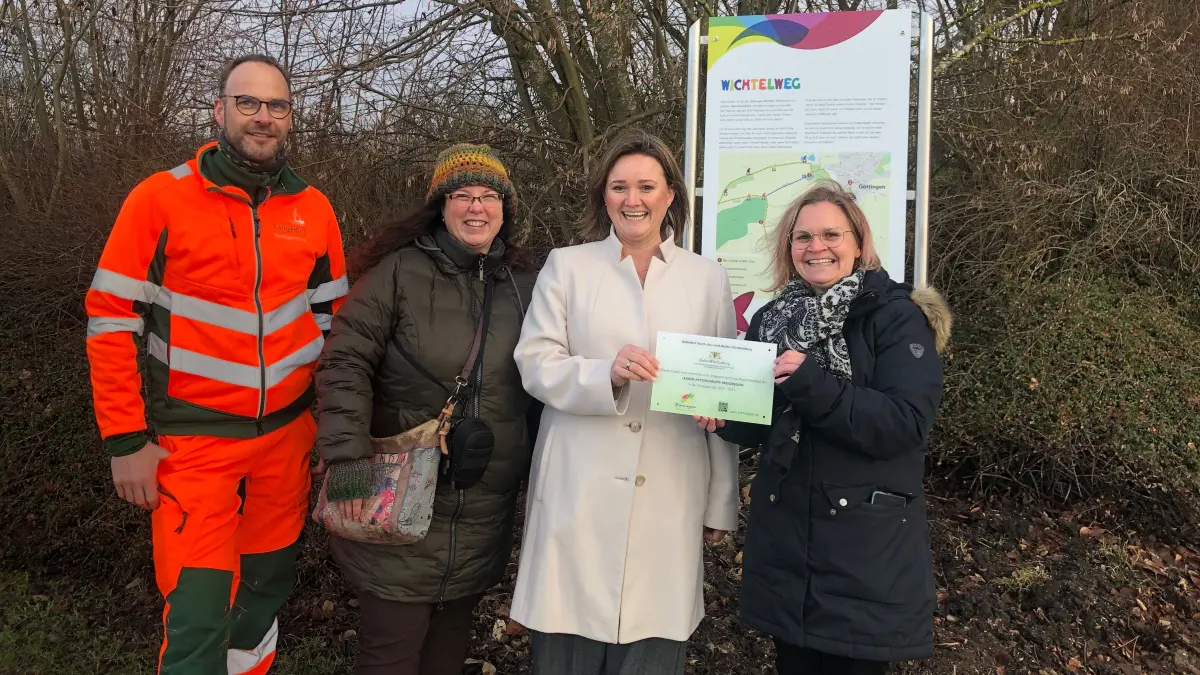 Übergabe Leader-Plakette Wichtelweg Langenau Göttingen von links: Stadtgärtner Dominik Wansing, Nadine Maier vom Stadtmarketing, Bürgermeisterin Daria Henning und Martina Schmid von der Leader-Geschäftsstelle Brenzregion