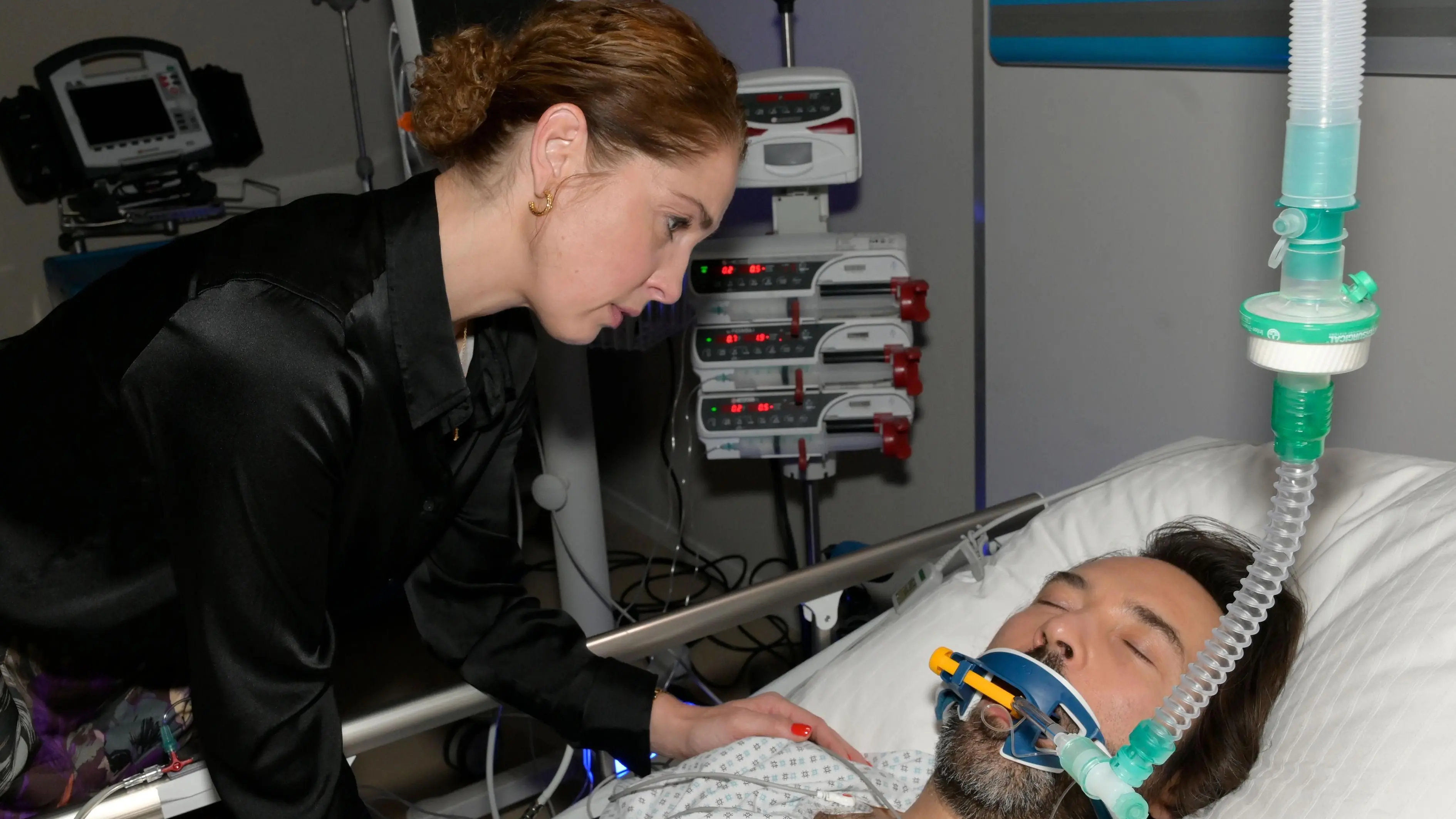 Nina (Maria Wedig) trauert um ihren Mann Pedro (Alberto Ruano).