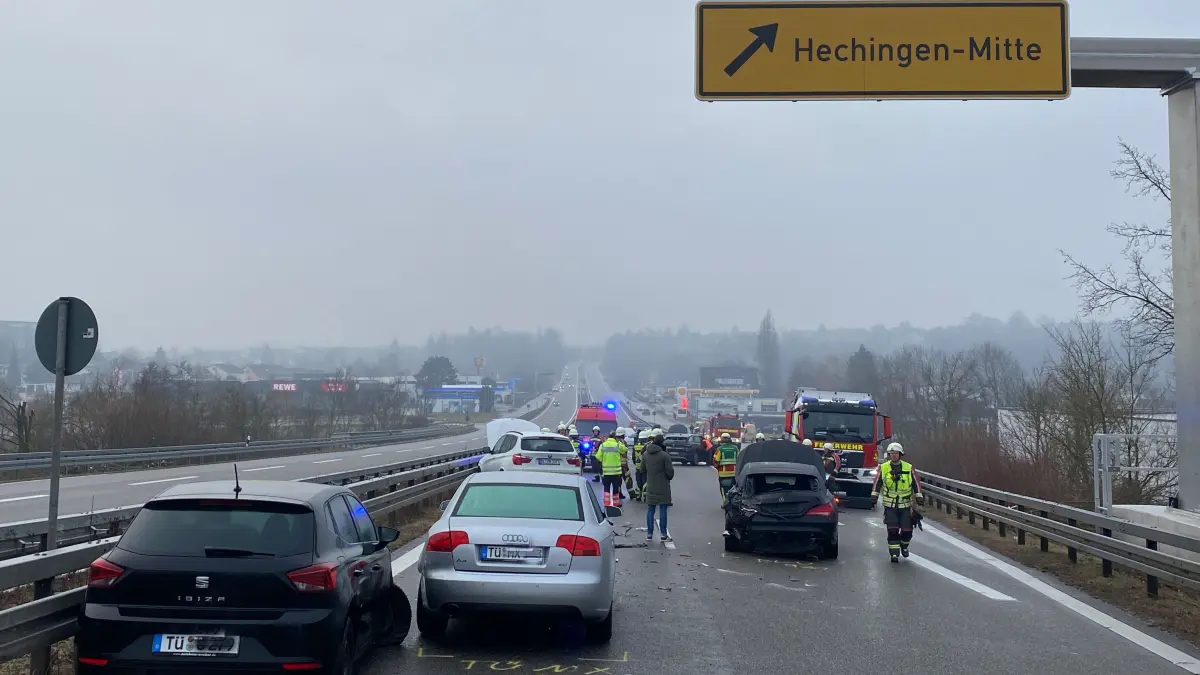 Eisglatt war es am Mittwochmorgen auf der B27 bei der Ausfahrt Hechingen-Mitte. Es kam zu einer Massenkarambolage.