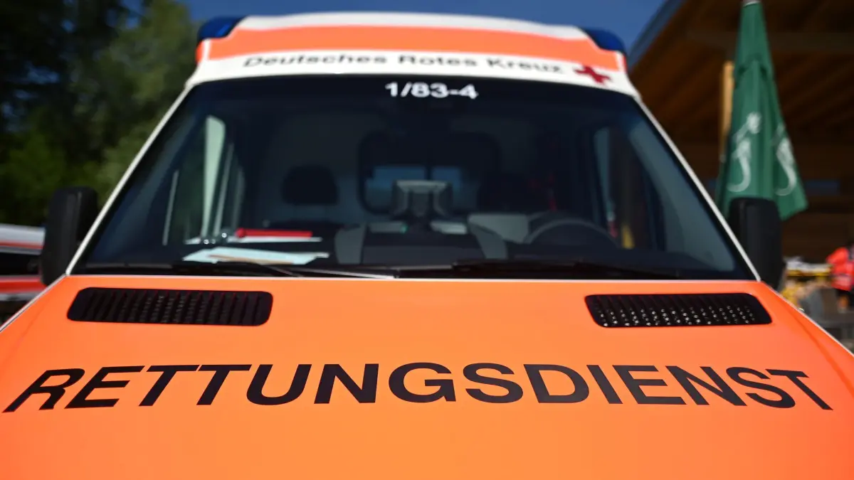 Rettungswagen - Symbolbild: ARCHIV - 01.06.2019, Baden-Württemberg, Freiburg: Ein Rettungswagen mit der Aufschrift "Rettungsdienst" während einer Übung. (zu dpa: «Rettungsdienst verstärkt sich wegen Glätte mit Personal») Foto: Patrick Seeger/dpa +++ dpa-Bildfunk +++