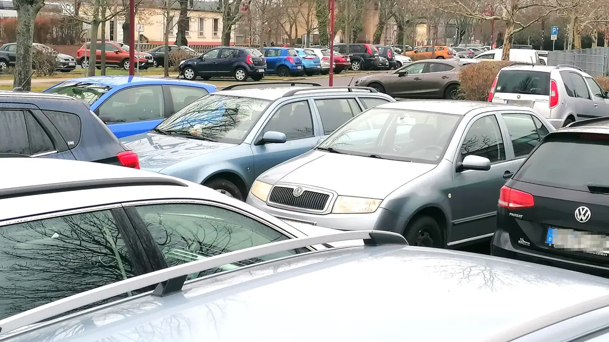 Nicht immer hat man Glück und findet am Bahnhof Elsterwerda einen Autostellplatz.