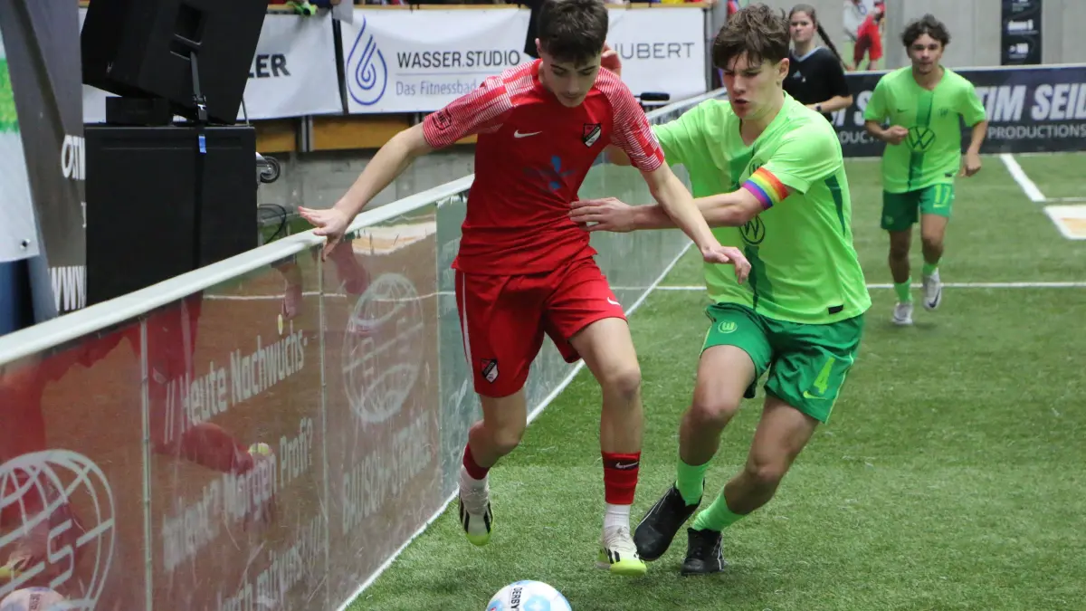 Die Wolfsburger C-Junioren (grün) kicken bei einem Einlagespiel gegen das Gastgeberteam TSV Ilshofen.
