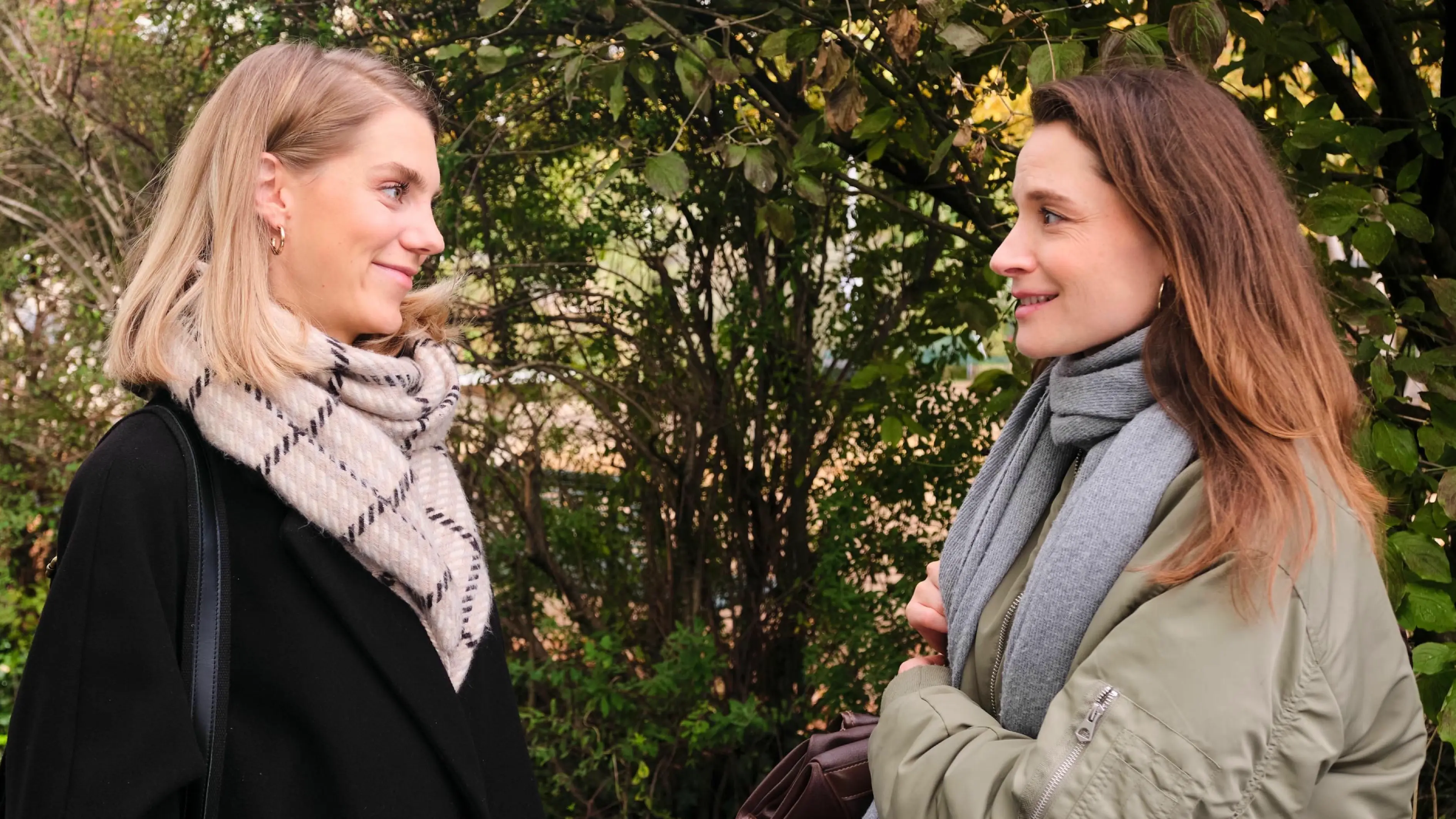 Stella (Bettine Langehein, l.) freundet sich erst mit Daniela (Dilara Braun) an.