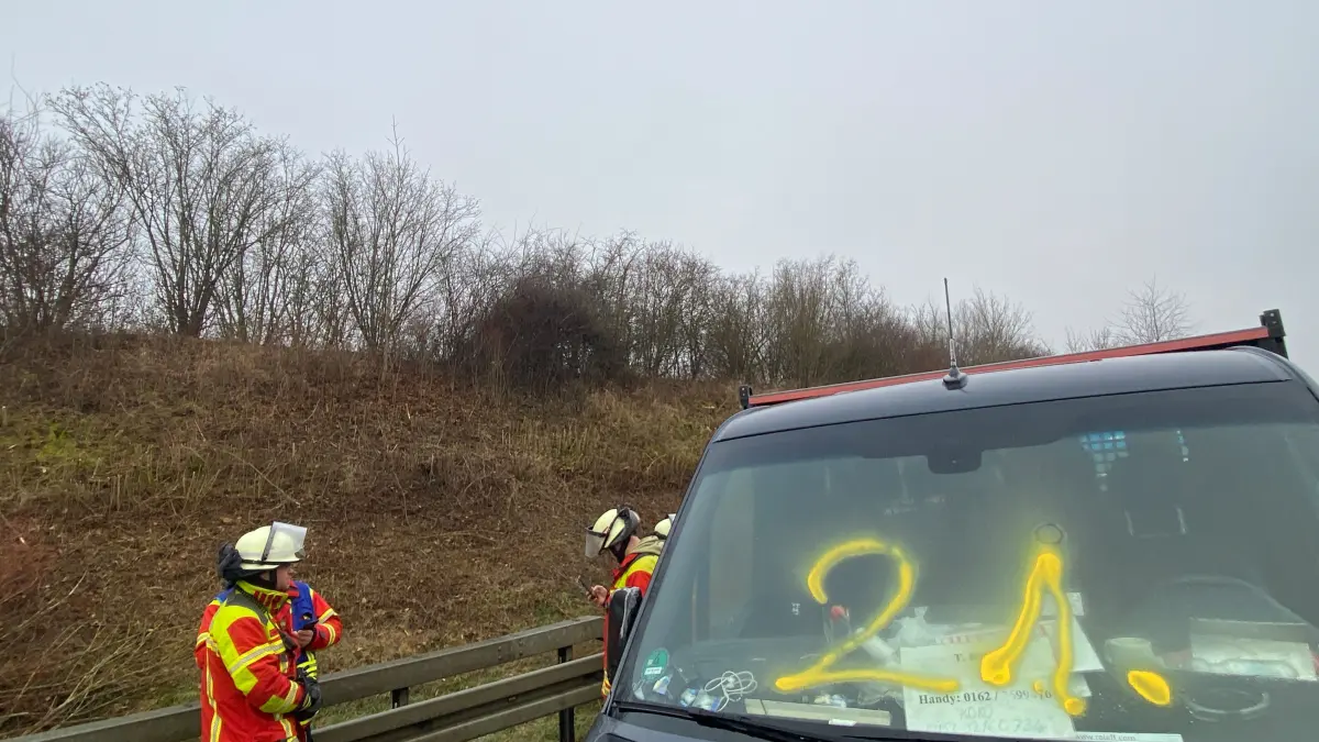 Die Unfallautos wurden von den Einsatzkräften mit gelber Sprühfarbe durchnummeriert. Das hier ist Nummer 21.
