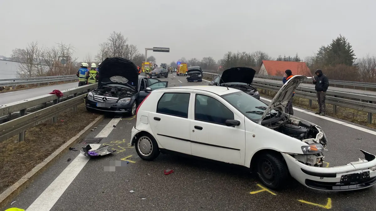 Eine Massenkarambolage, wie sie selbst erfahrene Feuerwehrleute noch nie gesehen haben, ereignete sich am Mittwochmorgen auf der B27 bei Hechingen.