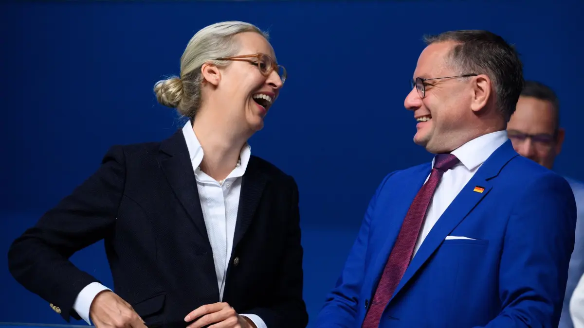 29.06.2024, Nordrhein-Westfalen, Essen: Alice Weidel (l), Bundesvorsitzende der AfD, und Tino Chrupalla, Bundesvorsitzender der AfD, unterhalten sich zu Beginn vom Bundesparteitag der AfD in der Grugahalle in Essen. Die AfD will bei dem zweitägigen Parteitag unter anderem den Bundesvorstand neu wählen. Gegen das Treffen haben zahlreiche Organisationen Widerstand und mehr als ein Dutzend Gegendemonstrationen angekündigt. Foto: Bernd von Jutrczenka/dpa +++ dpa-Bildfunk +++