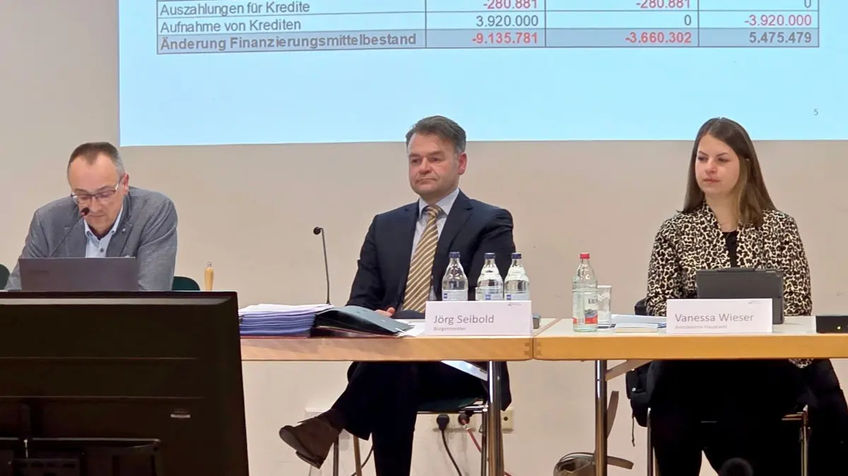 Bürgermeister Jörg Seibold (Mitte) hat im Gemeinderat in Blaubeuren klargemacht, dass er gegen Hilfen für die örtlichen Gastronomen aufgrund des Umbaus am Blautopf ist.
