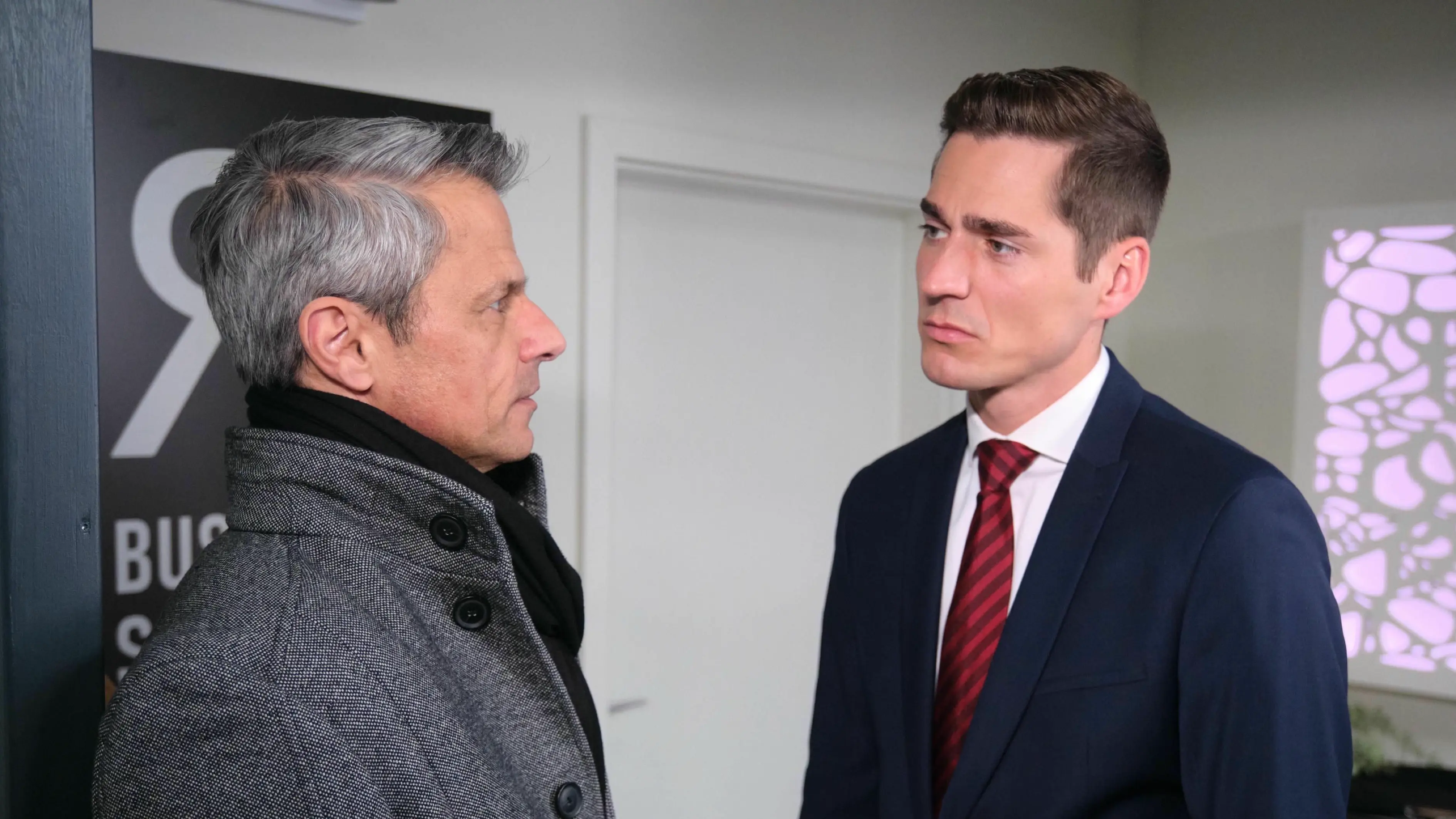 Benedikt (Jens Hajek, l.) und Ringo (Timothy Boldt) wenden sich endgültig voneinander ab.