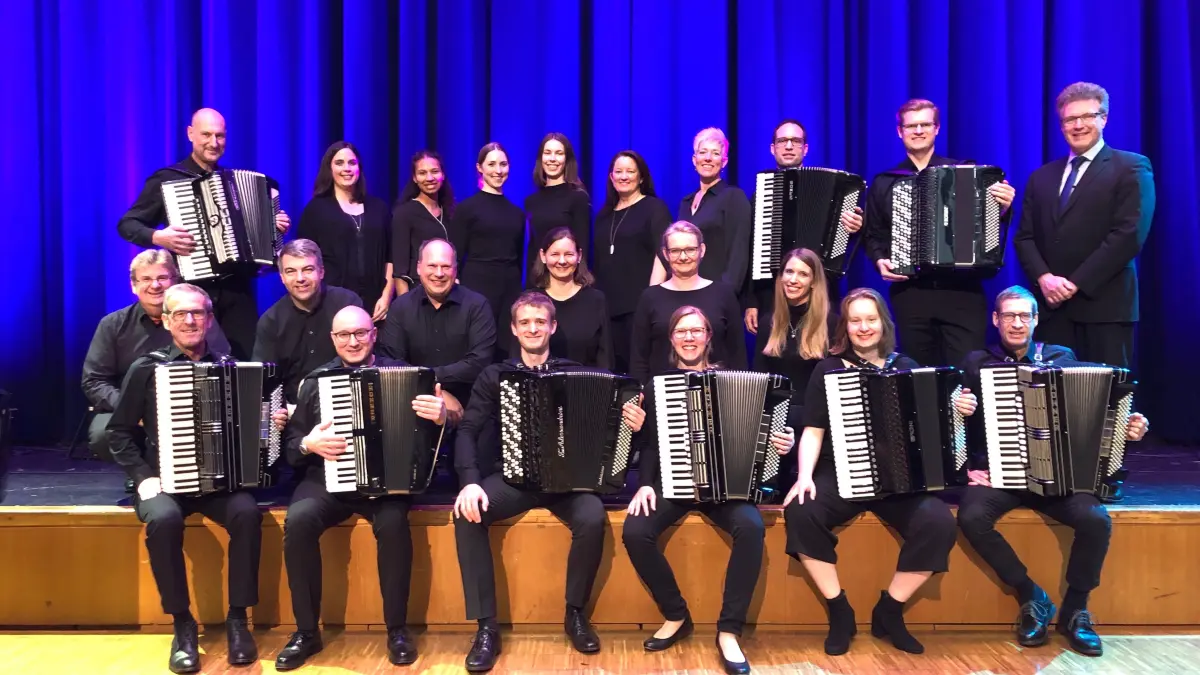 Das Akkordeonorchester Concave aus Filderstadt spielt auf dem Benefizkonzert des Lions Club für den Verein Haus Linde