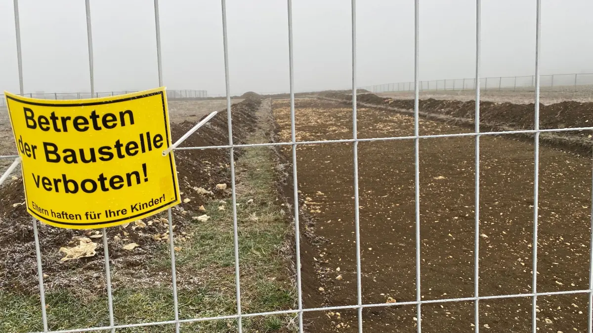 Ein Blick durch den Zaun: Die archäologische Grabung im Jungholz in Hausen. Wegen der Kälte kann es dort zurzeit nicht weitergehen.