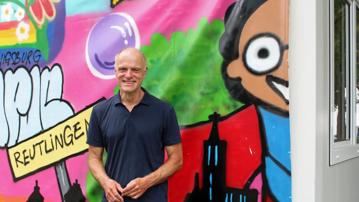 Der Grünen-Landtagsabgeordnete Thomas Poreski vor dem Container, in dem der Studiengang „Soziale Arbeit“ auf dem Reutlinger Campus derzeit noch unterrichtet wird. Bild: Thomas de Marco