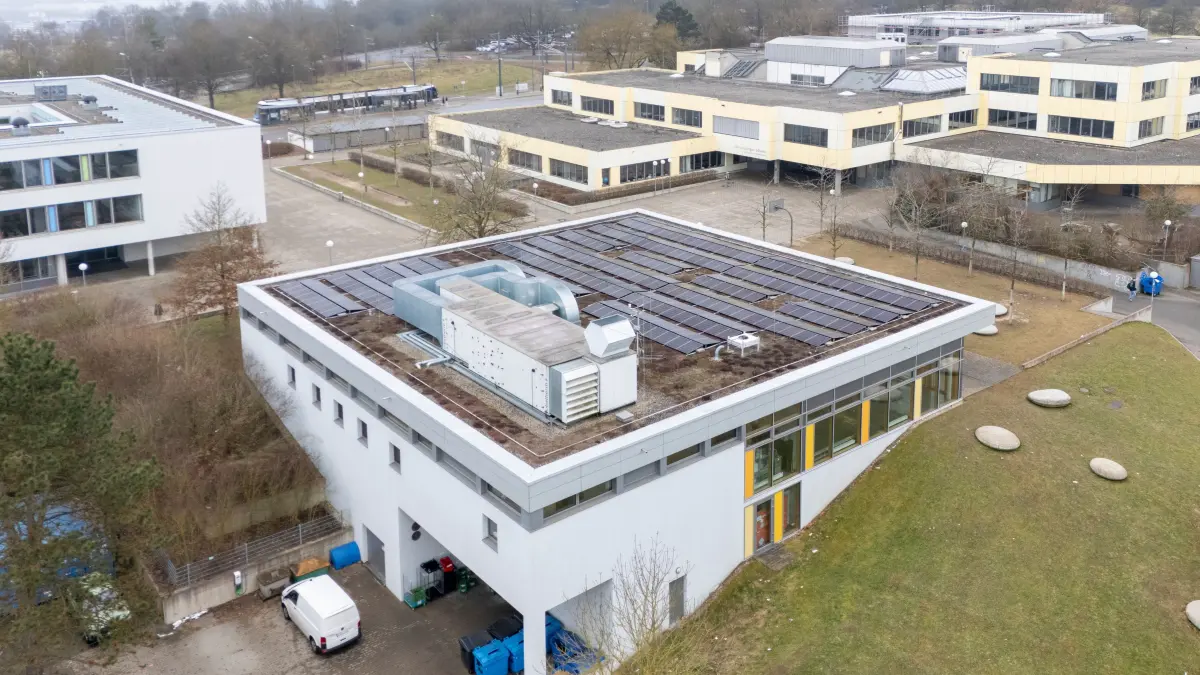 Einweihung der ersten PV-Anlage der Bürger-Energiegenossenschaft "Donau-Energie" auf der Mensa des Kuhberg-Schulzentrums.