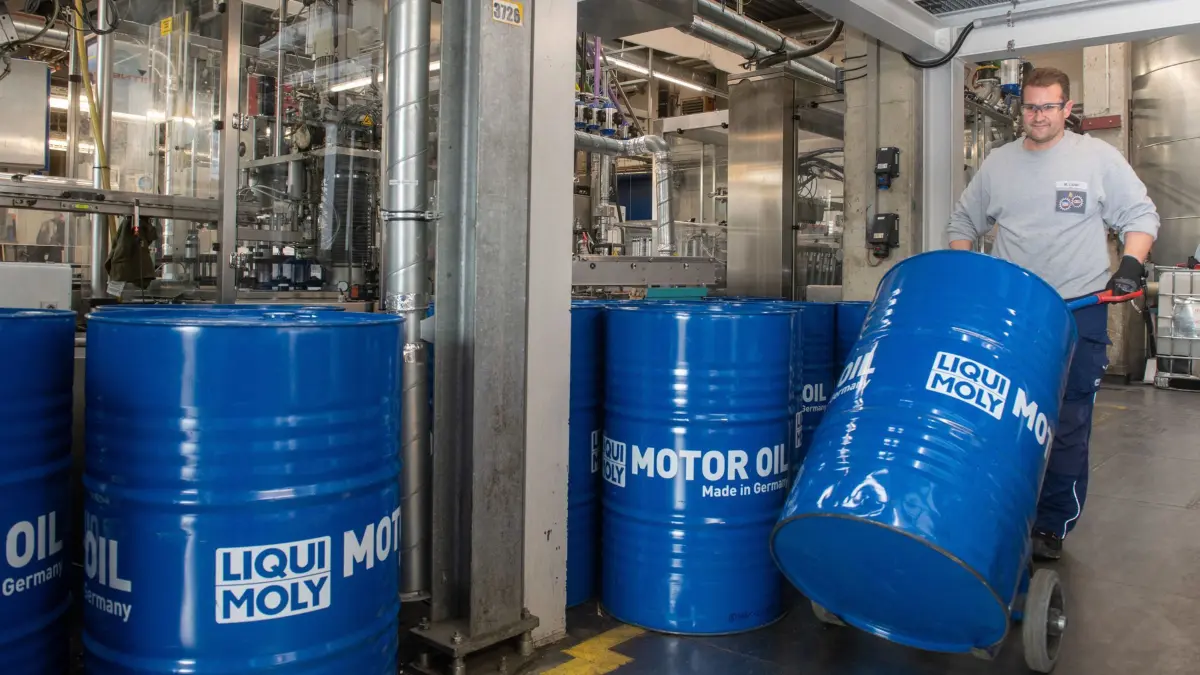 ARCHIV - 03.05.2022, Baden-Württemberg, Ulm: Michael Lipski transportiert am Stammsitz von Liqui Moly in der Produktion ein lfaß. Liqui Moly produziert Schmierstoffe und Additive für Fahrzeuge. (zu dpa: «Liqui Moly knackt Umsatz-Milliarde») Foto: Stefan Puchner/dpa +++ dpa-Bildfunk +++