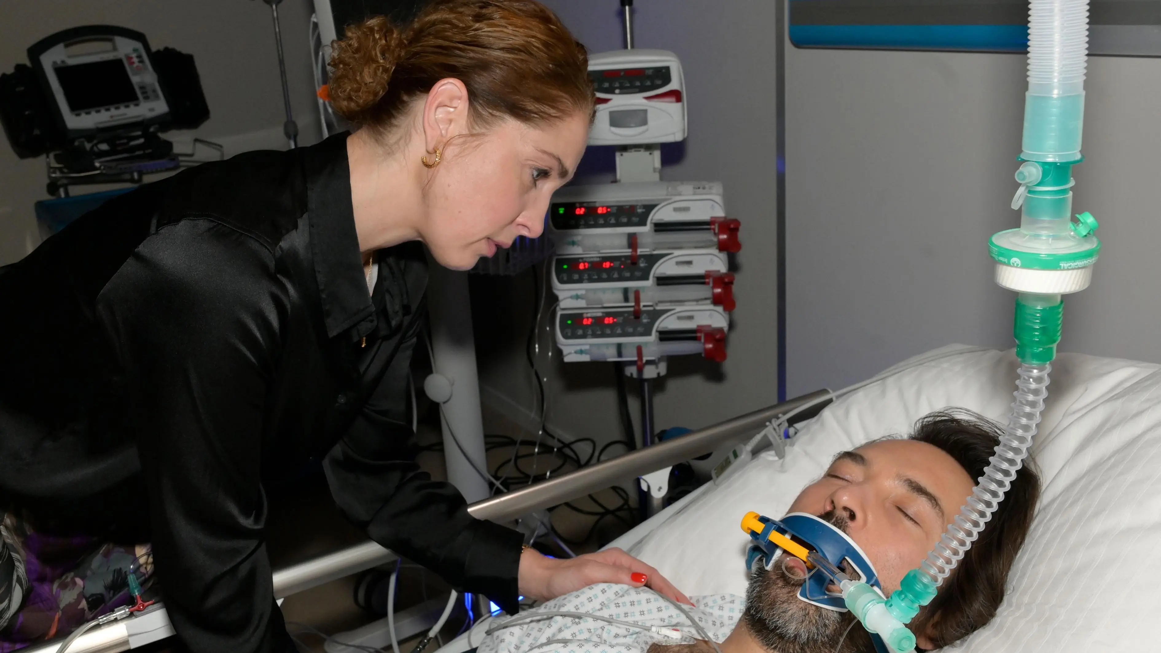 Nina (Maria Wedig) ist in tiefer Trauer: Ihre große Liebe Pedro (Alberto Ruano) ist tot.