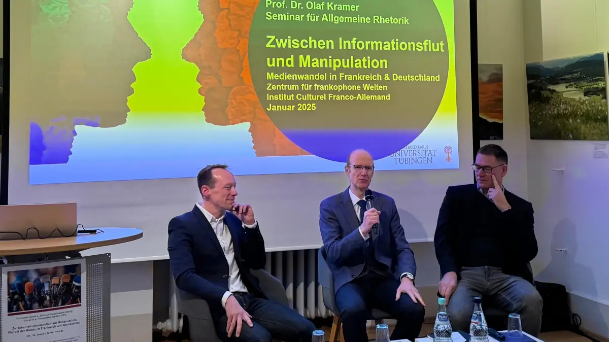 Von links: Marcel Wagner, Leiter des SWR-Studios und ehemaliger Leiter ARD Paris, Stefan Huber Professor an der juristischen Fakultät und Professor Olaf Kramer vom Lehrstuhl Rhetorik und -Wissenskommunikation.