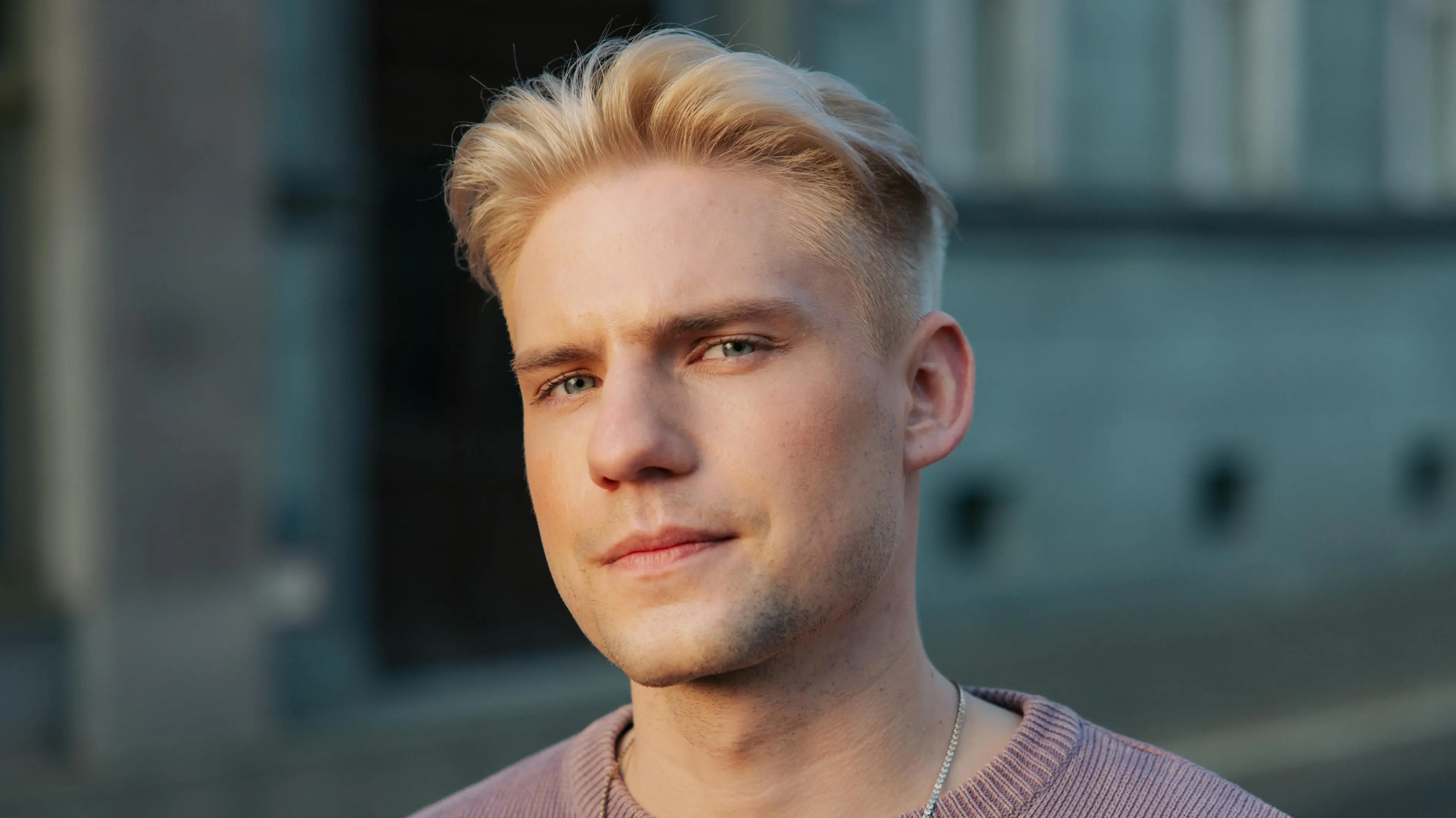 Moritz (Lennart Borchert) hat einen neuen Mann "abgeschleppt".