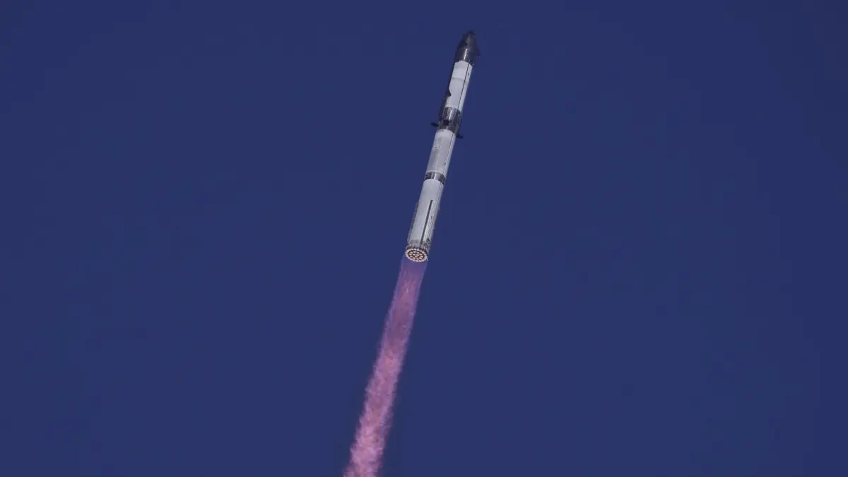 16.01.2025, USA, Boca Chica: Die Rakete Starship von SpaceX absolviert einen Testflug von der Starbase in Boca Chica. Foto: Eric Gay/AP/dpa +++ dpa-Bildfunk +++