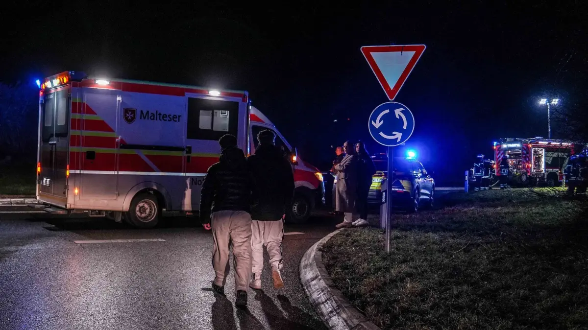 Sindelfingen: VW Fahrerin faehrt ueber Kreisverkehr und landet anschliesend im Gebuesch: Am spaeten Freitagabend kam es in Sindelfingen am Kreisverkehr in der Konrad-Adenauer Strasse zu einem Verkehrsunfall. Wie die Polizei berichtet, kam die 19-jaehrige VW Fahrerin aus Richtung Sindelfingen und uebersah den dortigen Kreisverkehr Konrad-Adenauer Strasse / Willy Brand Allee. Sie fuhr ueber das Gruen des Kreisverkehr, ueberfuhr ein Schild und krachte anschliessend in ein Gebuesch. Der VW fing im Motorraum Feuer. Fahrerin konnte sich selber aus dem PKW befreien und kam verletzt im dem Rettungsdienst in ein Krankenhaus. Nach ersten Informationen war kein Alkohol oae im Spiel. Die Ursache fuer den Unfall ist noch unklar. Die alarmierte Feuerwehr loeschten den Brand zuegig ab. Der PKW musste abgeschleppt werden. Der Kreisverkehr war waehrend der Unfallaufnahme und den Bergemassnahmen gesperrt.
