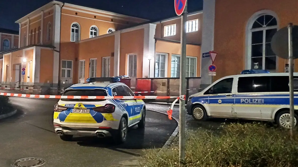 Bahnhof Passau wegen Bombendrohung geräumt: 18.01.2025, Bayern, Passau: Einsatzfahrzeuge der Polizei stehen vor dem abgesperrten Hauptbahnhof. Wegen einer Bombendrohung ist der Bahnhof in Passau geräumt worden, wie ein Sprecher der Bundespolizei mitteilte. Die Drohung sei bei der Deutschen Bahn eingegangen, nun werde ein ICE durchsucht. Ein weiterer ICE werde im österreichischen Schärding untersucht. Foto: Helmuth Riedl/zema-medien.de/dpa +++ dpa-Bildfunk +++