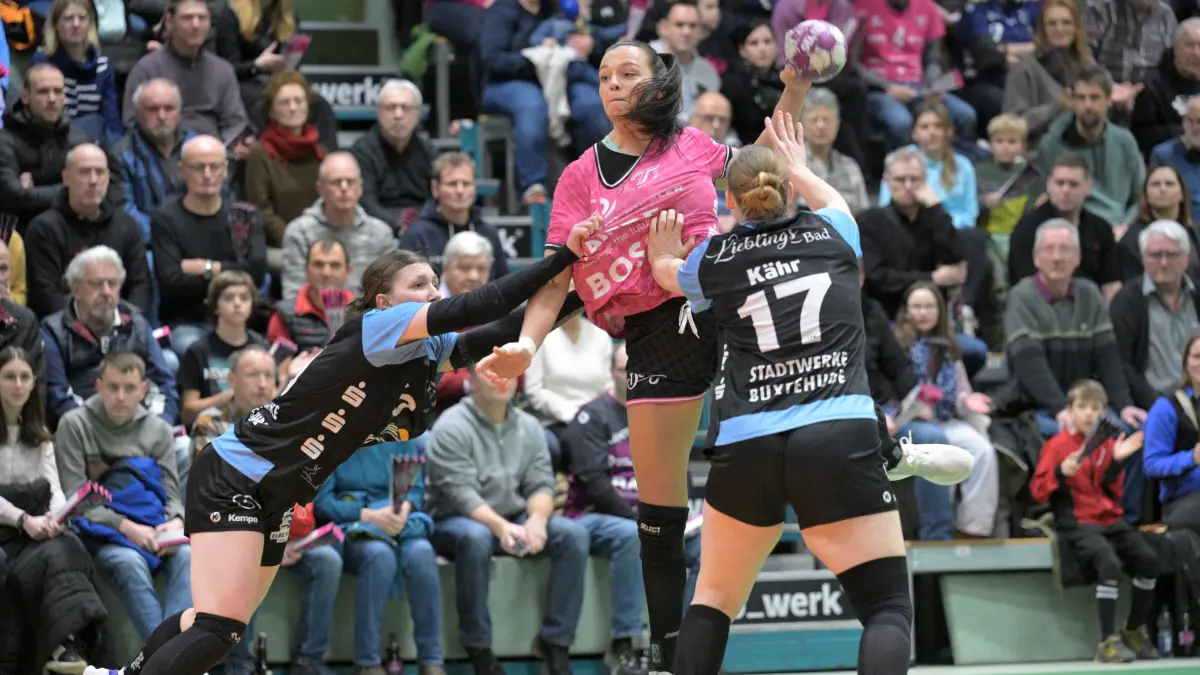 TusSies Metzingen vs. Buxtehuder SV, Handball, HBF, 13.Ligaspieltag, Saison 2024/2025, 18.01.2025: Jana Scheib (TusSies Metzingen, #20) gegen Anika Hampel (Buxtehuder SV, #10) und Charlotte Kaehr (Buxtehuder SV, #17)
TusSies Metzingen vs. Buxtehuder SV, Handball, HBF, 13.Ligaspieltag, Saison 2024/2025, 18.01.2025
Foto: Eibner-Pressefoto/Tobias Baur