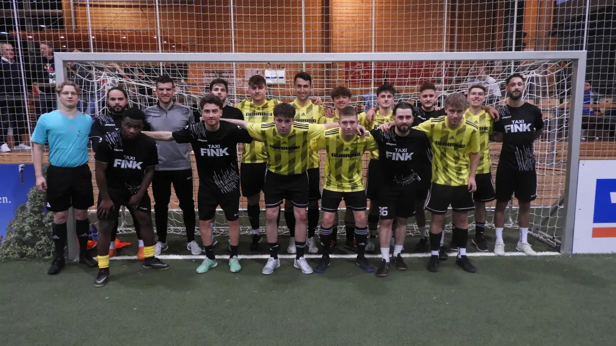 Die Mannschaft „Taxi Atas/Fink“ aus Empfingen (schwarze Trikots) setzte sich im Finale gegen die „Gühring KG Azubis“ durch. Das Endspiel leitete Schiedsrichter Lucca Storz.