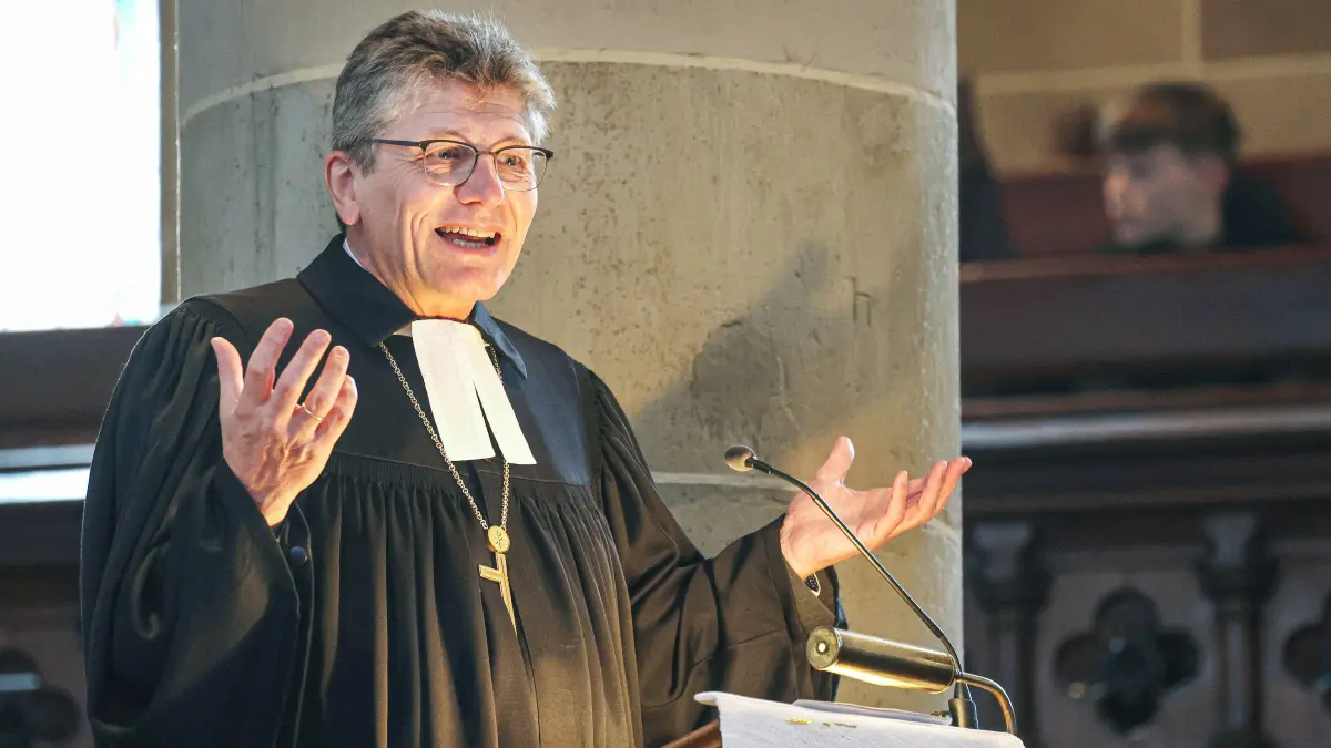 Fusionsgottesdienst in der Michaelskirche in Schwäbisch Hall - zur Gründung des Evangelischen Kirchenbezirks Schwäbisch Hall-Gaildorf, zu Gast ist unter anderem Landesbischof Ernst-Wilhelm Gohl, der auch die Predigt hält; Dekan Christof Messerschmidt und viele weitere Beteiligte gestalten die Liturgie
