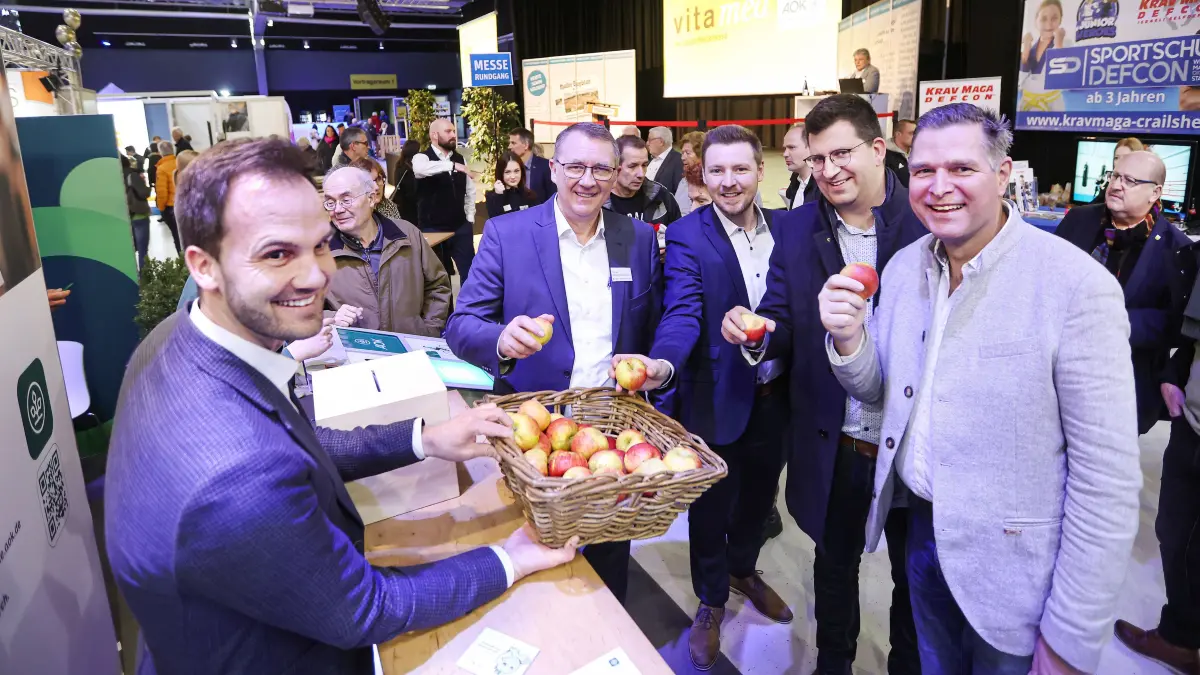 Superfood auf die Hand: Beim Eröffnungsrundgang bietet Daniel Kanberger vom Messepartner AOK Äpfel an. SHO-Marketingleiter Peer Ley, SPD-Bundestagsabgeordneter Kevin Leiser, Jonathan Richter vom Landratsamt Schwäbisch Hall und Vitamed-Schirmherr Dr. Jens Rossek (von links) greifen gerne zu.