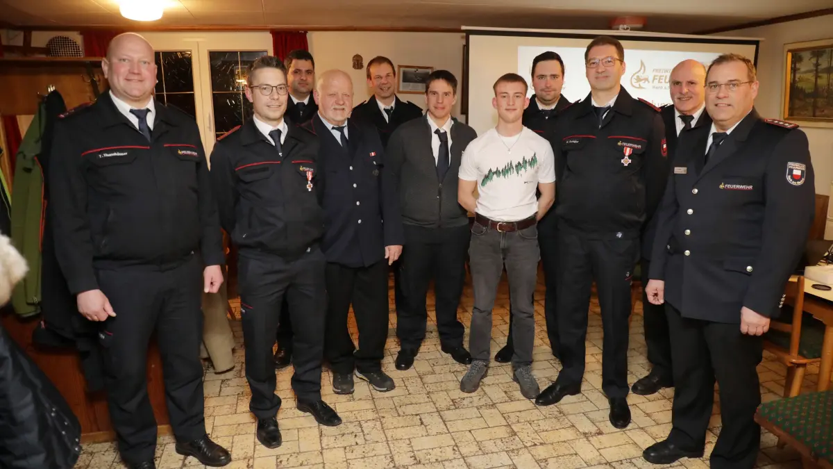 Der stellvertretende Stadtkommandant Thomas Hofer hat im Rahmen der Hauptversammlung der Freiwilligen Feuerwehr-Abteilung „Dießener Tal“ vergangenes Wochenende Thomas Thannhäuser zum Hauptlöschmeister befördert. Christian Meintel erhielt von Hofer die Beförderung zum Oberlöschmeister, während Timo Weckerle zum Hauptfeuerwehrmann befördert wurde. Abschließend wurde Stefan Renner und Tim Franz die Ernennung zum Feuerwehrmann zuteil. In diesem Zuge ehrte Abteilungskommandant Stefan Raab zudem verdiente Mitglieder der Wehr. So wurden etwa Christian Schäfer und Michael Schäfer für ihr 25-jähriges Engagement mit dem Feuerwehr-Ehrenzeichen in Silber ausgezeichnet, während Bernhard Schröter das Ehrenzeichen in Gold in besonderer Ausführung für sein 50-jähriges Wirken in der Feuerwehr erhielt.