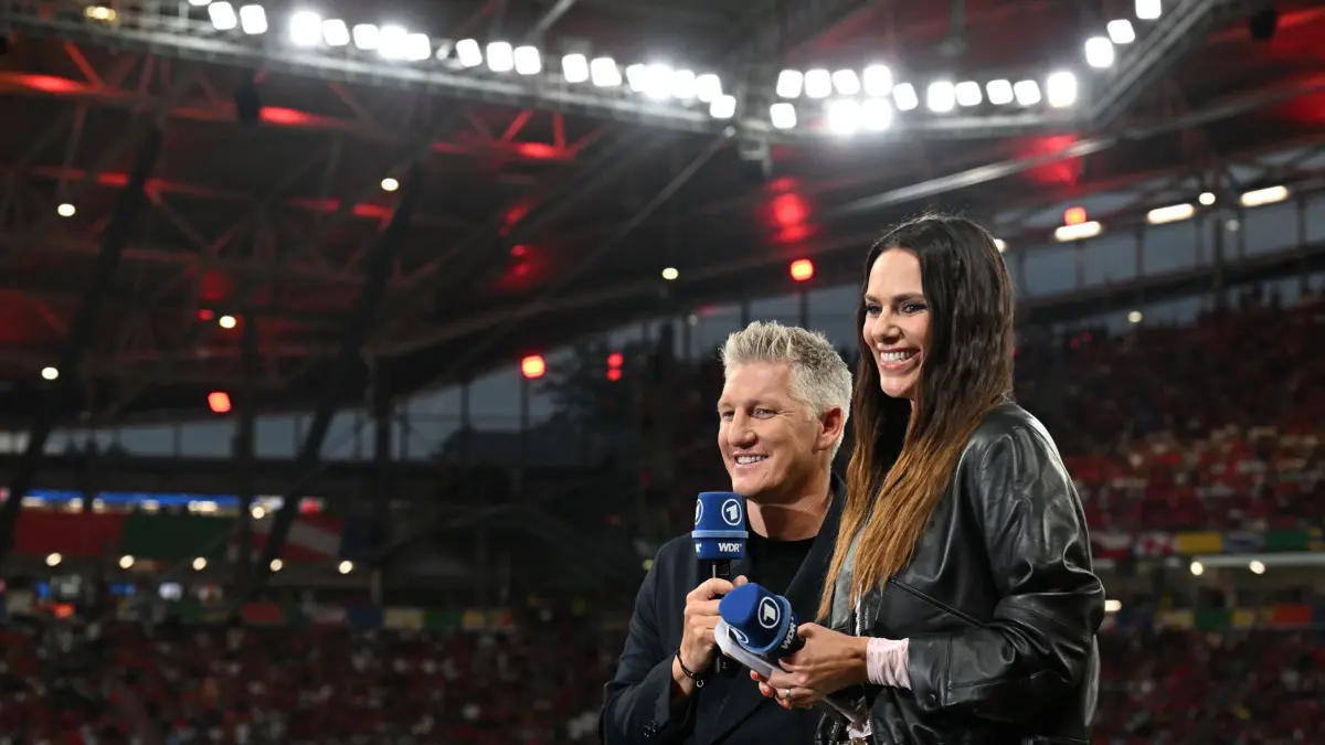 ARCHIV - 18.06.2024, Sachsen, Leipzig: Fußball: EM, Portugal - Tschechien, Vorrunde, Gruppe F, 1. Spieltag, Leipzig Stadion. Esther Sedlaczek, Fernsehmoderatorin, und der frühere Nationalspieler Bastian Schweinsteiger stehen als ARD Moderationsteam im Stadion. 2028 zeigen ARD und ZDF wieder EM-Spiele. (zu dpa: «EM 2028: ARD/ZDF müssen nach Rechte-Kauf auf DFB-Team hoffen») Foto: Hendrik Schmidt/dpa +++ dpa-Bildfunk +++