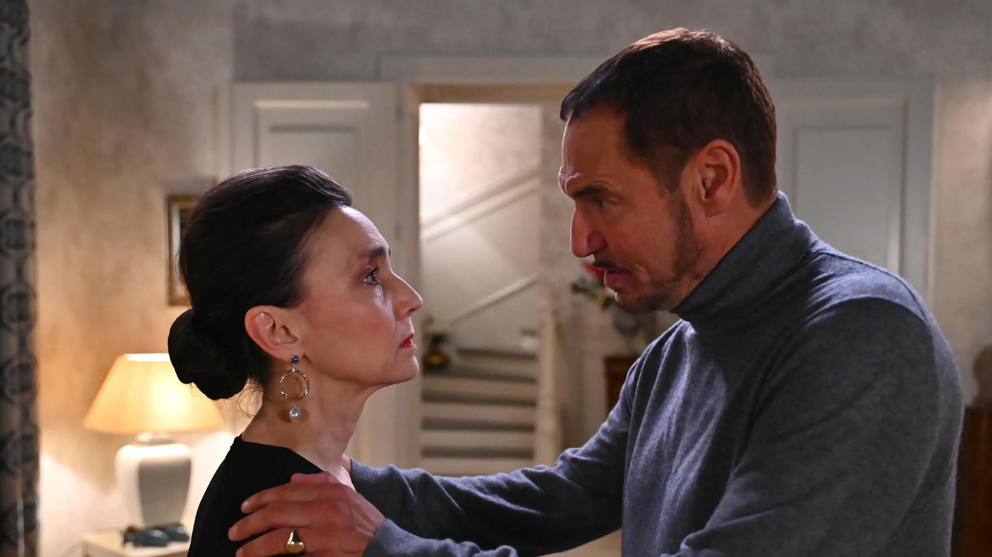 Simone (Tatjana Clasing) bekommt eine Ansage von Richard (Silvan-Pierre Leirich).