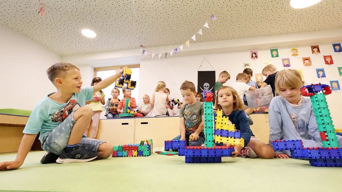 Kindergarten Uttenhofen Rosengarten - Kindergartenbedarfsplan: Kinder spielen im Kindergarten in Uttenhofen
