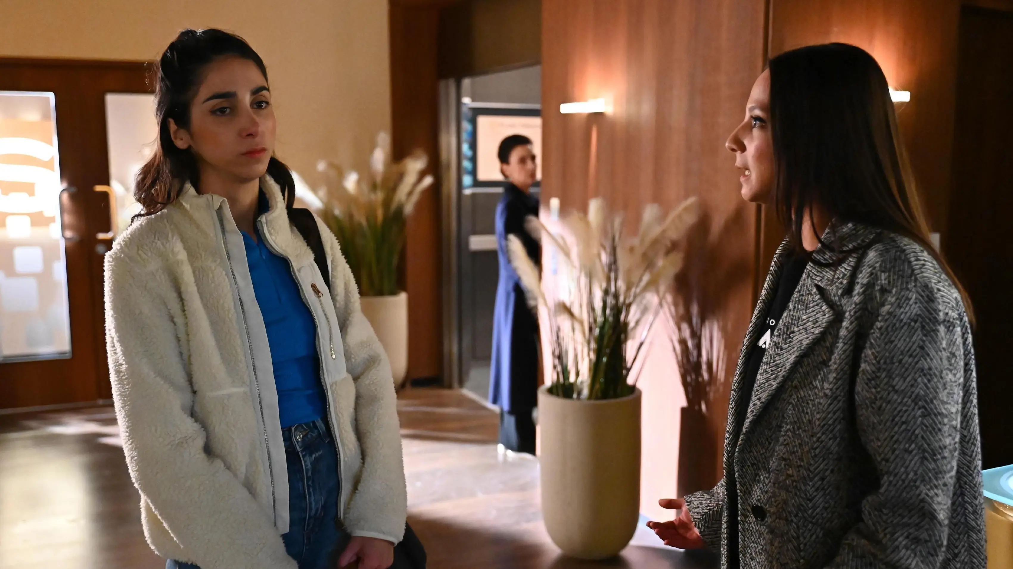 Leyla (Suri Abbassi, l.) wird von Simone (Tatjana Clasing, hinten) bevorzugt. Eine Entscheidung, die Charlie (Shaolyn Fernandez) nicht akzeptieren will.