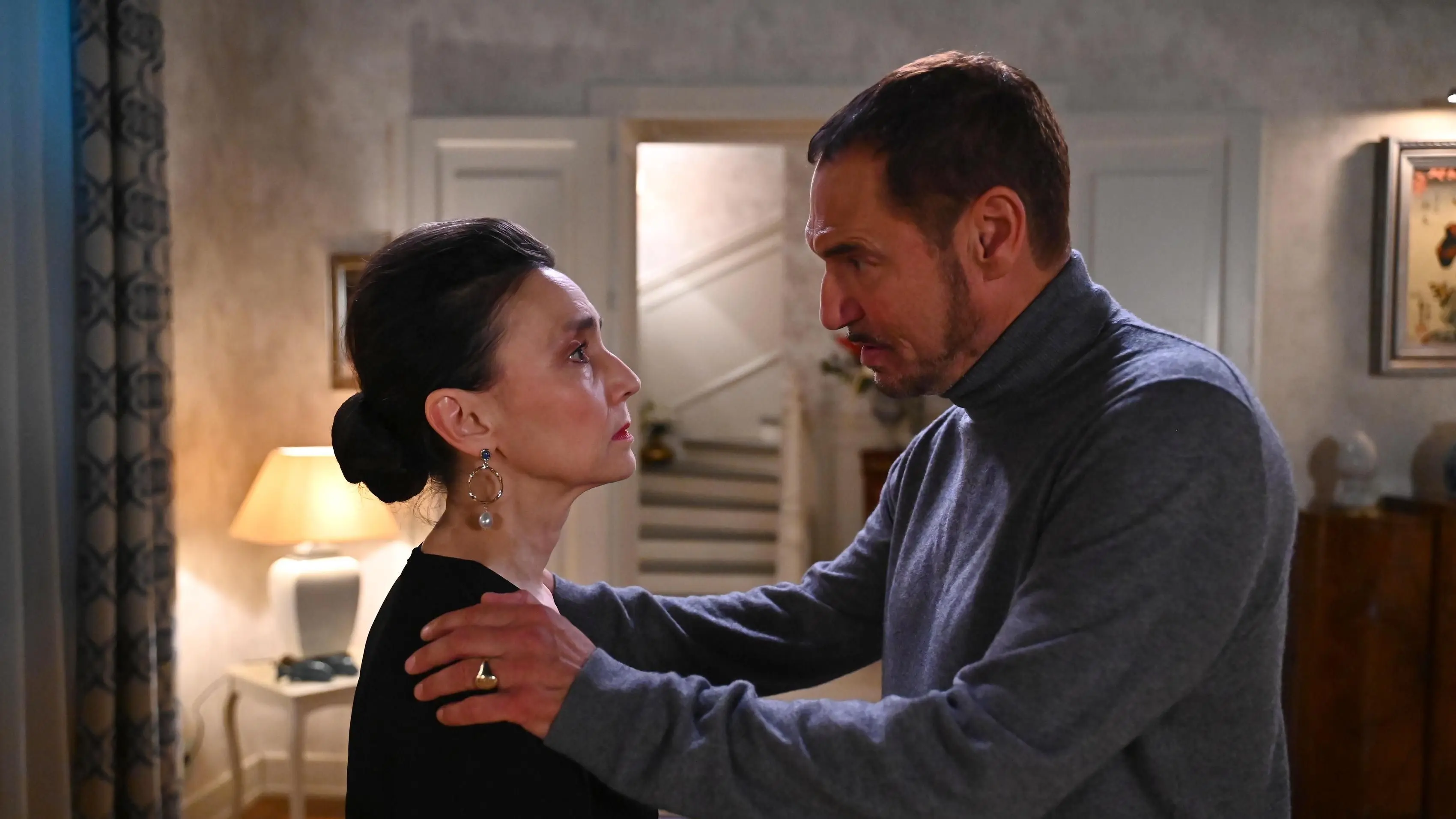 Simone (Tatjana Clasing) und Richard (Silvan-Pierre Leirich) haben Angst um ihre Firma.