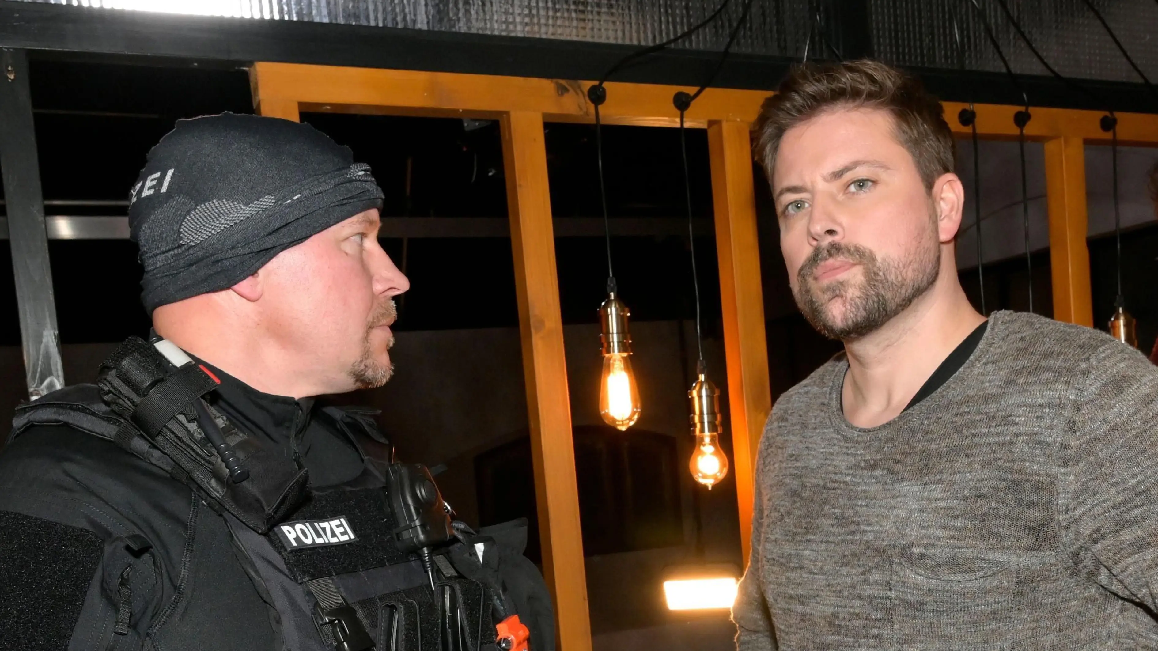 John (Felix von Jascheroff) bekommt Ärger mit der Polizei.