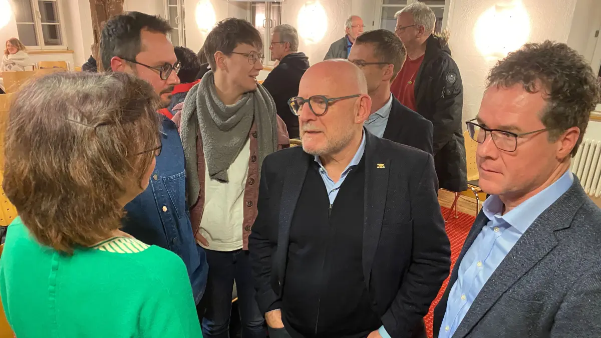 Auf Einladung des grünen Bundestagsabgeordneten Harald Ebner spricht Verkehrsminister Winfried Hermann in Crailsheim über Mobilität der Zukunft. Nach dem Vortrag unterhält sich der Minister mit Sebastian Karg, Vorsitzender der Grünen-Fraktion im Crailsheimer Gemeinderat, und der Landtagsabgeordneten Jutta Niemann.
