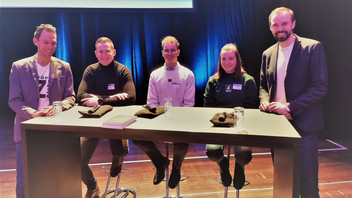 Neujahrsempfang der Reutlinger Wirtschaftskammern mit (von links) Generation-Z-Experte Felix Behm, den Azubis Philipp Wild, Tom Allmendinger, Annika Ellguth und Moderator Martin Hoffmann.