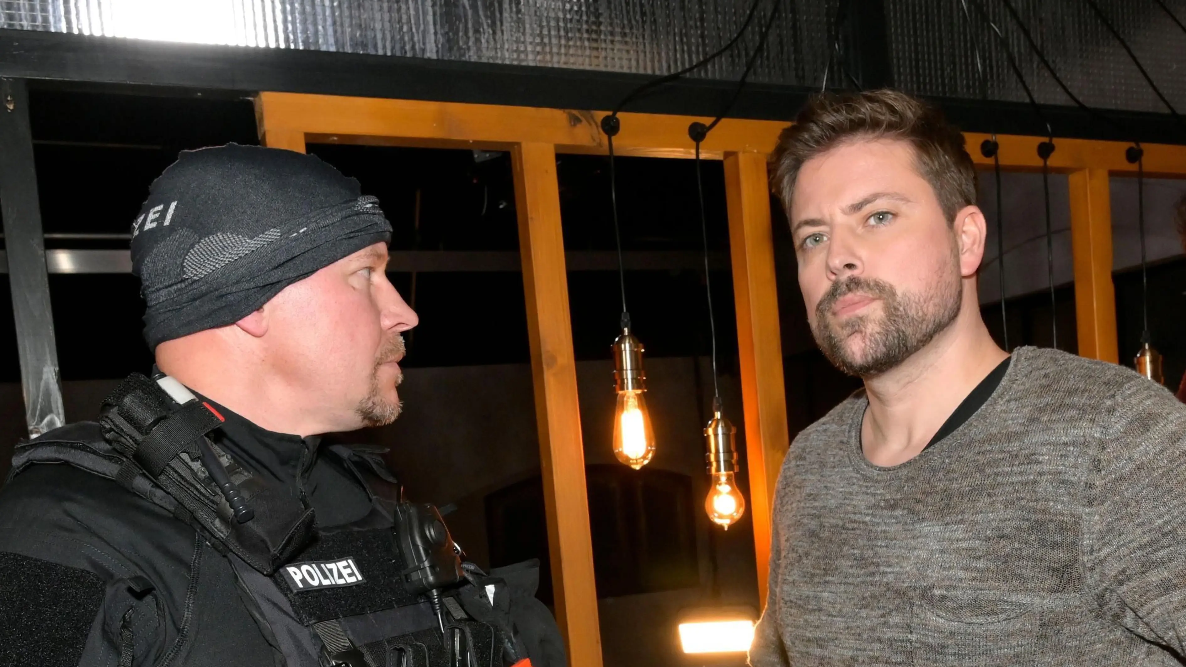 John (Felix von Jascheroff, r.) bekommt Besuch von der Polizei