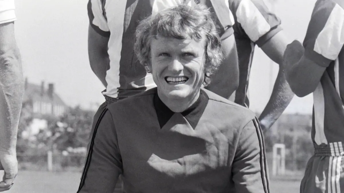 FUSSBALL 1. BUNDESLIGA SAISON 1971/1972 Fotoshooting FC Bayern M?nchen mit dem DFB Pokal 27.07.1971 Torh?ter Sepp MAIER: FUSSBALL 1. BUNDESLIGA SAISON 1971/1972 Fotoshooting FC Bayern M?nchen mit dem DFB Pokal 27.07.1971 Torh?ter Sepp MAIER FC Bayern M?nchensitzt auf dem Pokal. xxNOxMODELxRELEASExx