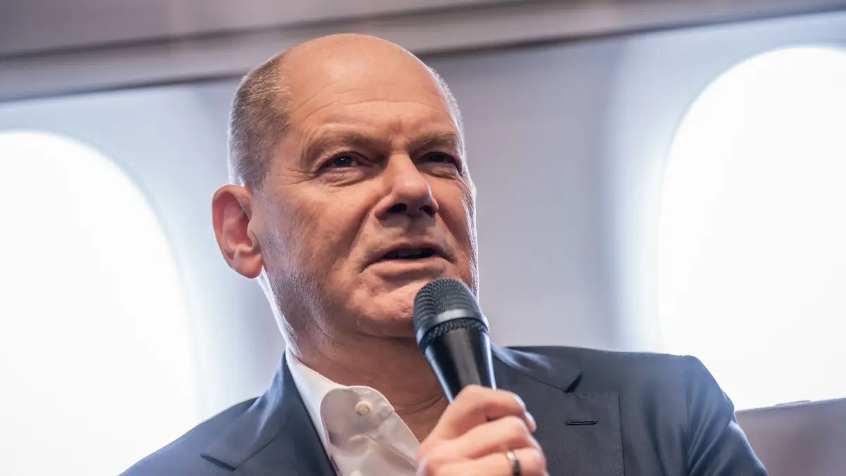 Kanzler Scholz in Frankreich: 22.01.2025, Frankreich, Paris: Bundeskanzler Olaf Scholz (SPD) spricht mit mitreisenden Journalisten im Besprechungsraum des A350 auf dem Flug nach Paris. Nach der Amtseinführung des neuen US-Präsidenten Trump will sich Scholz mit Frankreichs Präsident Macron austauschen. Foto: Michael Kappeler/dpa +++ dpa-Bildfunk +++