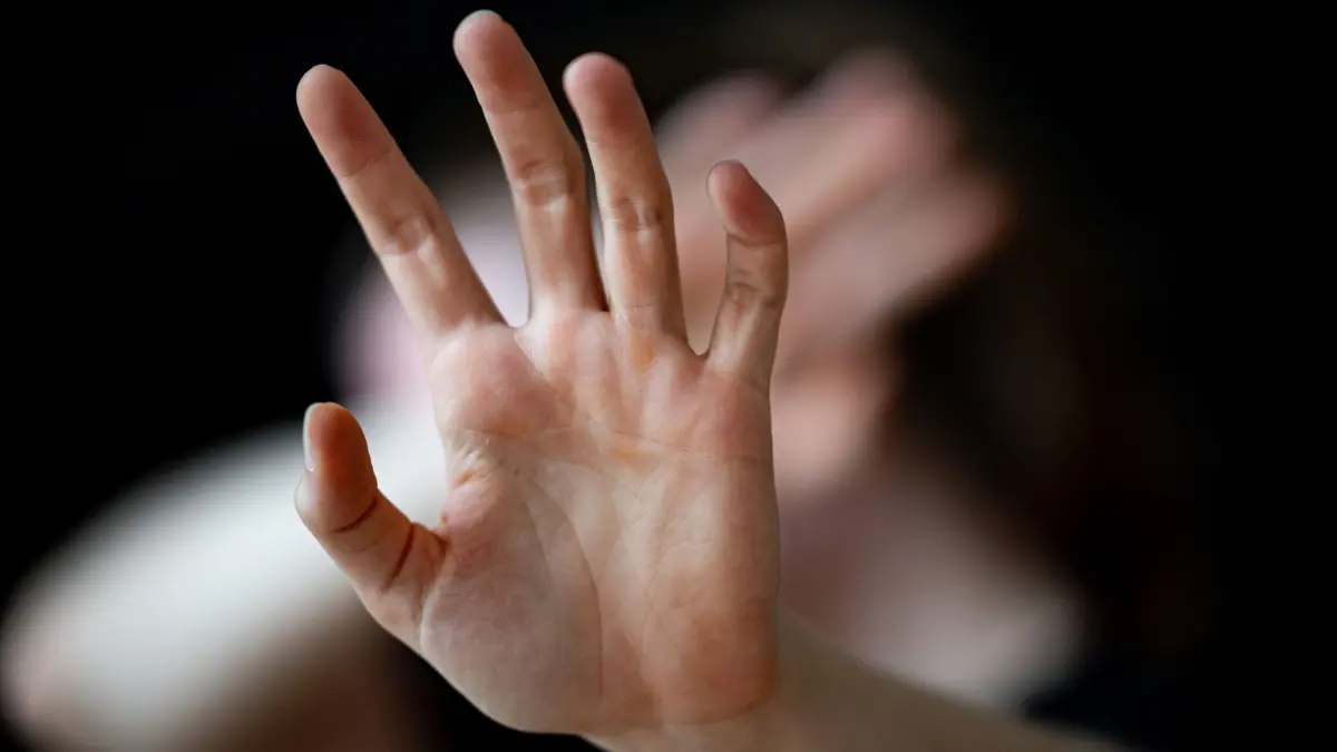 Illustration zur häuslichen Gewalt: ARCHIV - 01.07.2023, Berlin: Eine Frau hält ihre Hände vor das Gesicht. (Gestellte Szene) (zu dpa: «Hilfe für Frauen nach sexualisierter Gewalt wird ausgeweitet») Foto: Fabian Sommer/dpa +++ dpa-Bildfunk +++