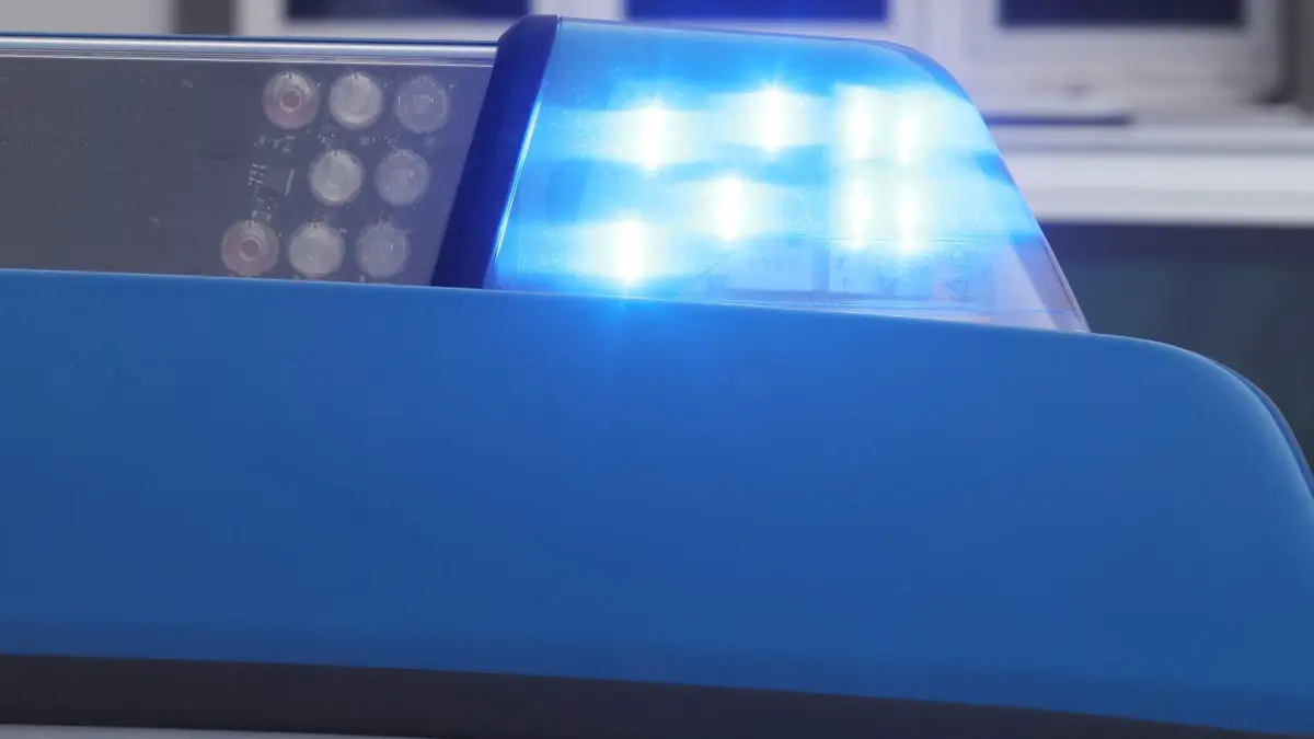 Polizeiblaulicht: ARCHIV - 16.01.2024, Thüringen, Jena: Das blinkende Blaulicht an einem Dienstauto der Polizei. (zu dpa: «Unter Drogeneinfluss? Autofahrer verursacht Unfall auf A4») Foto: Bodo Schackow/dpa +++ dpa-Bildfunk +++