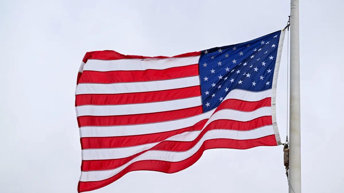US-Flagge: ARCHIV - 30.07.2024, USA, Honolulu: Wehende US-Flagge. Die Mehrheit der Unternehmen in Rheinland-Pfalz rechnet unter Trump zunächst kaum mit Auswirkungen auf ihr US-Geschäft. (zu dpa: «Kein allzu pessimistischer Blick Richtung USA - IHK-Umfrage») Foto: Soeren Stache/dpa +++ dpa-Bildfunk +++
