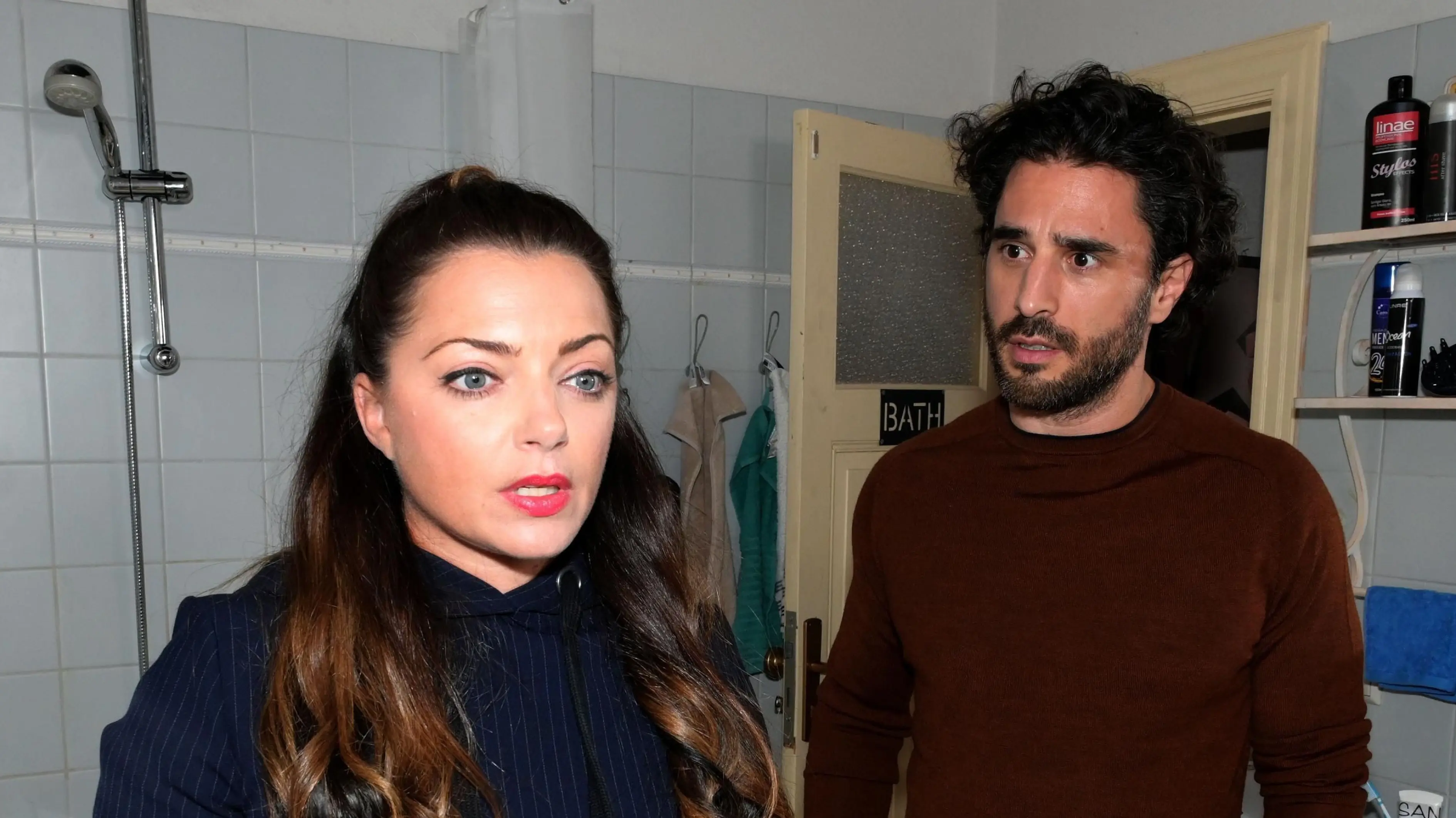 Emily (Anne Menden) fällt es schwer, Tobias (Jan KIttmann) nicht ihre Gefühle zu zeigen.