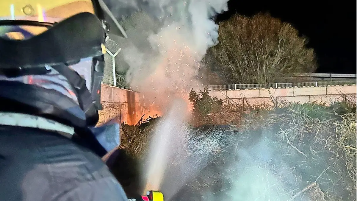 Die Feuerwehr löscht am Dienstagabend im Recyclingzentrum an der Carl-Benz-Straße in Donaueschingen brennendes Grüngut.