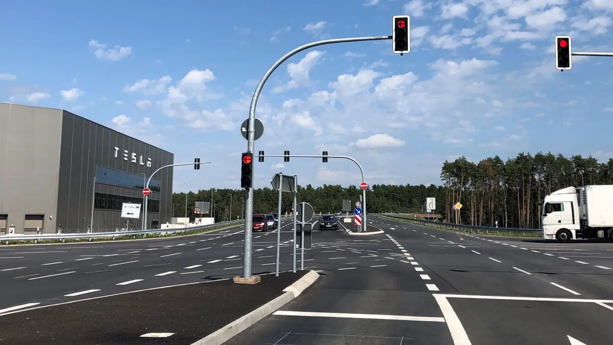 Gigafactory Grünheide:_ Das Gebäude der Batteriefabrik steht direkt an der Landesstraße L38.