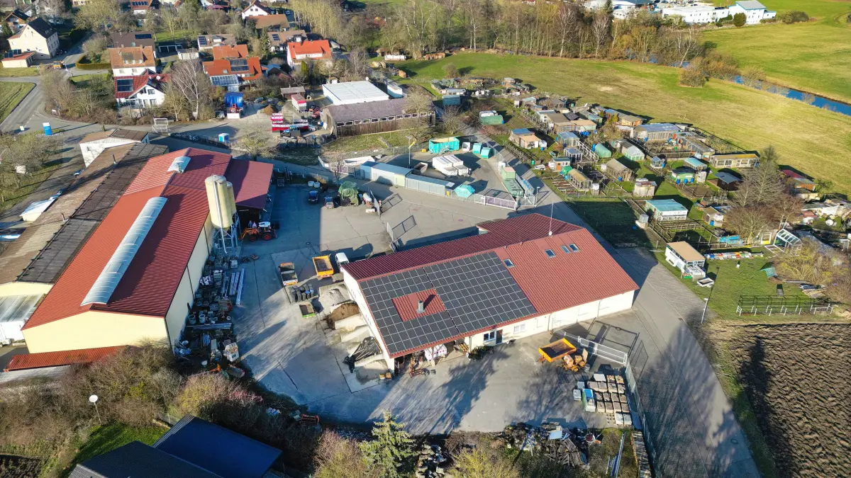 Importierter Eintrag: Bühlertann FFW-Magazin und Bauhof: Beide arbeiten auf sehr beengtem Platz. Geplant ist, dass die Feuerwehr auf den Platz gegenüber der Straße zieht, wo derzeit die Salzhalle und Container für die erste Unterbringung von Flüchtlingen stehen.
