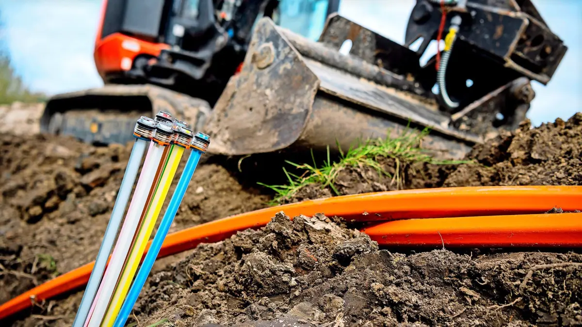 Glasfaserkabel liegen auf einer Baustelle. (zu dpa: «Glasfaser-Ausbau nimmt Fahrt auf») +++ dpa-Bildfunk +++