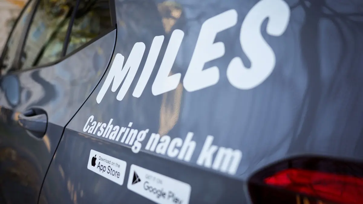 Carsharing-Anbieter Miles: ARCHIV - 01.11.2022, Hamburg: Ein Fahrzeug des Carsharing-Anbieters Miles steht an einer Straße in der Innenstadt. Der Berliner Carsharing-Anbieter Miles übernimmt das Konkurrenz-Angebot Weshare vom Volkswagen-Konzern. (zu dpa: «Miles-Leihwagen nun auch über Bolt-Plattform buchbar») Foto: Christian Charisius/dpa +++ dpa-Bildfunk +++