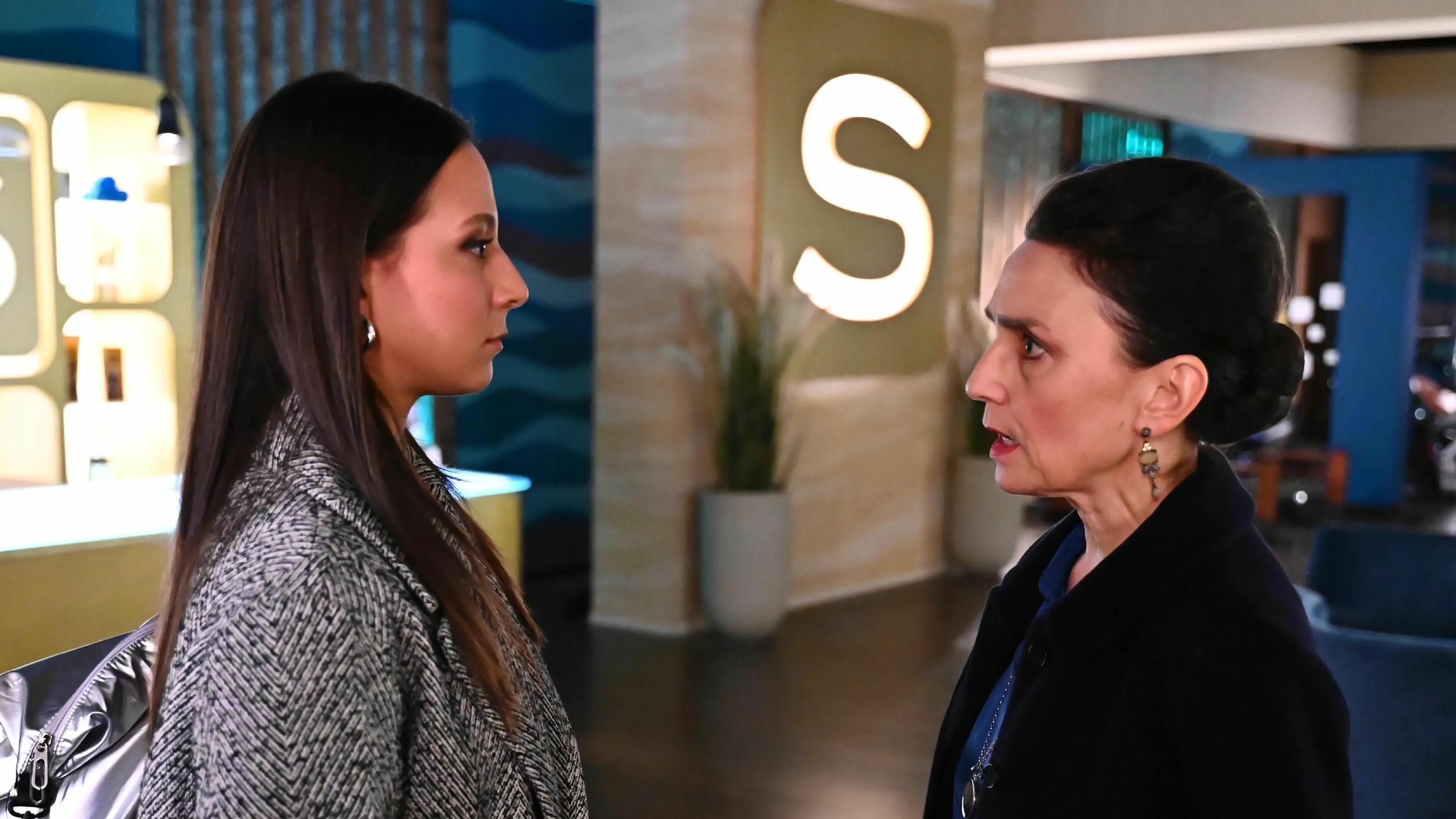 Charlie (Shaolyn Fernandez, l.) wird von Simone (Tatjana Clasing) entlassen.